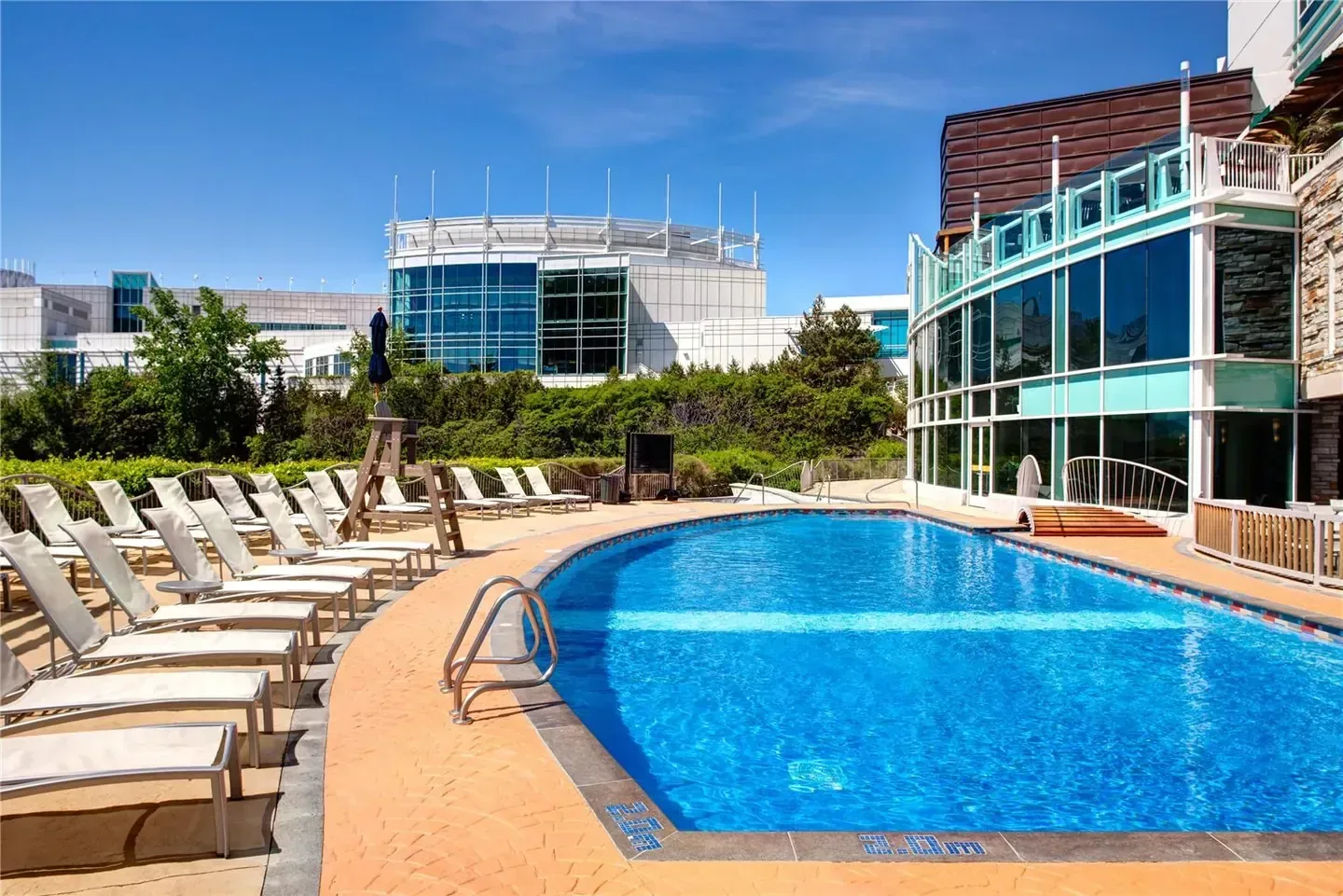 Architecture and grounds at Hilton Lac-Leamy, Gatineau